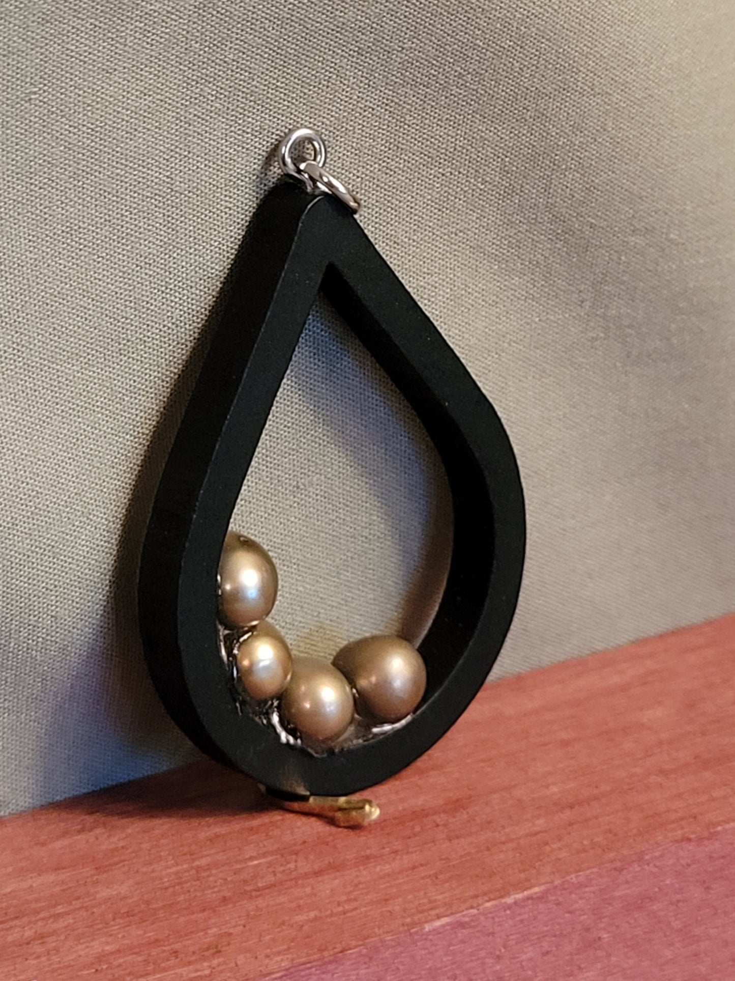 GOLD PEARL PENDANT.