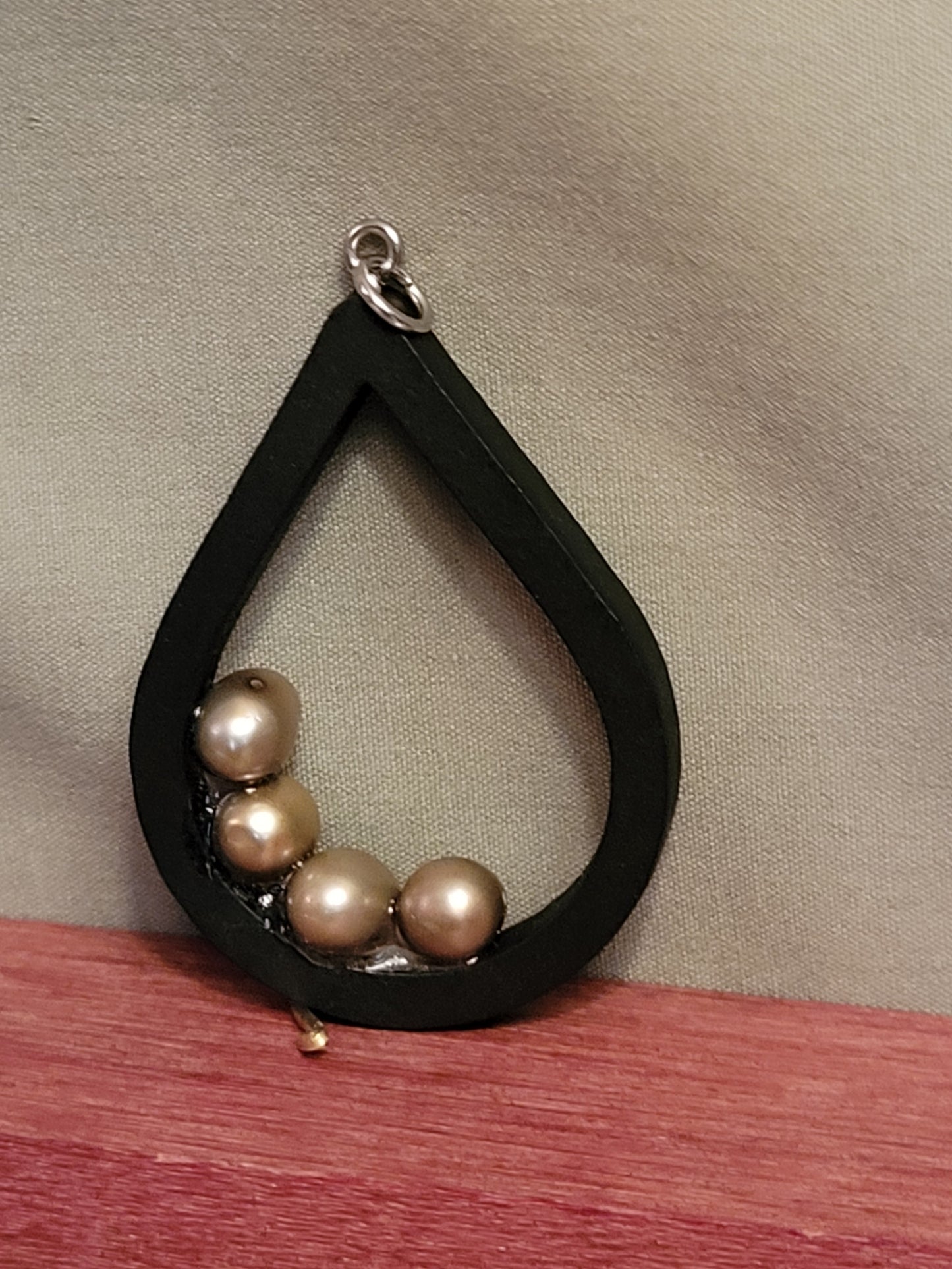 GOLD PEARL PENDANT.