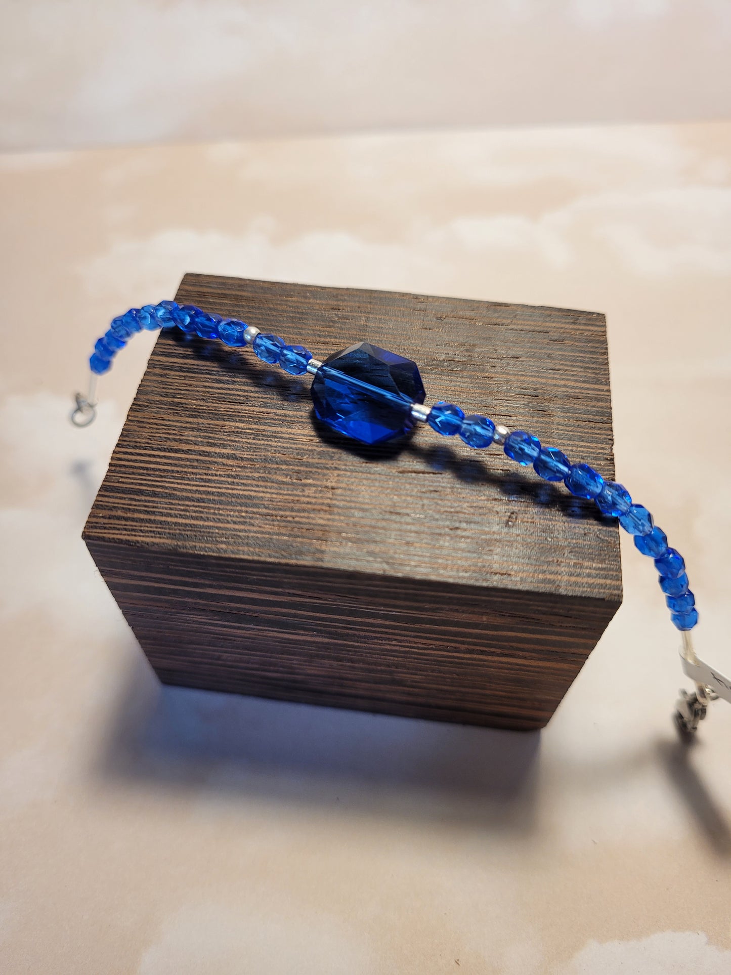 BLUE FACETED GLASS BEAD BRACELET