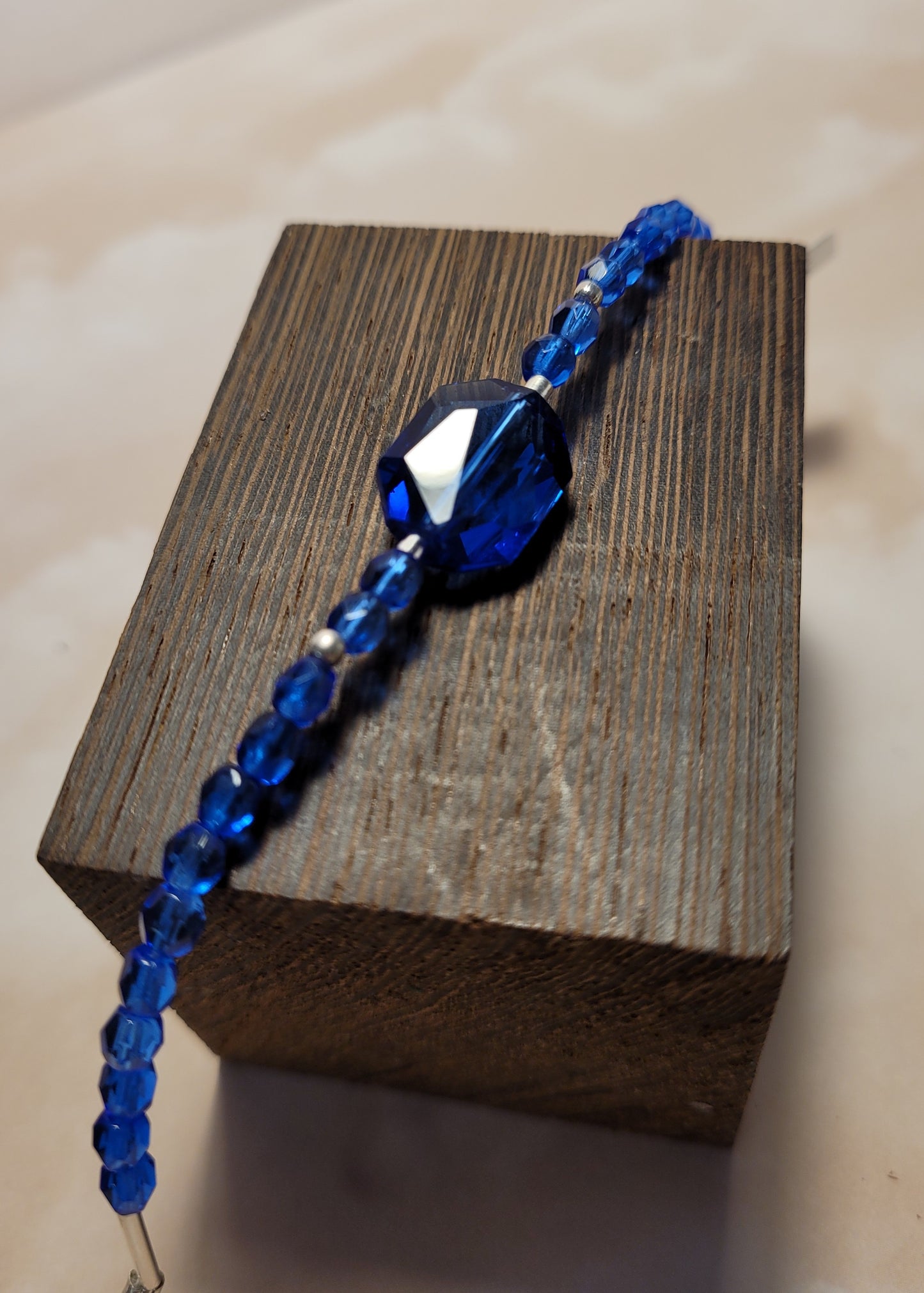 BLUE FACETED GLASS BEAD BRACELET