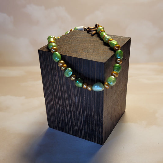 COPPER AND GREEN PEARL BRACELET.