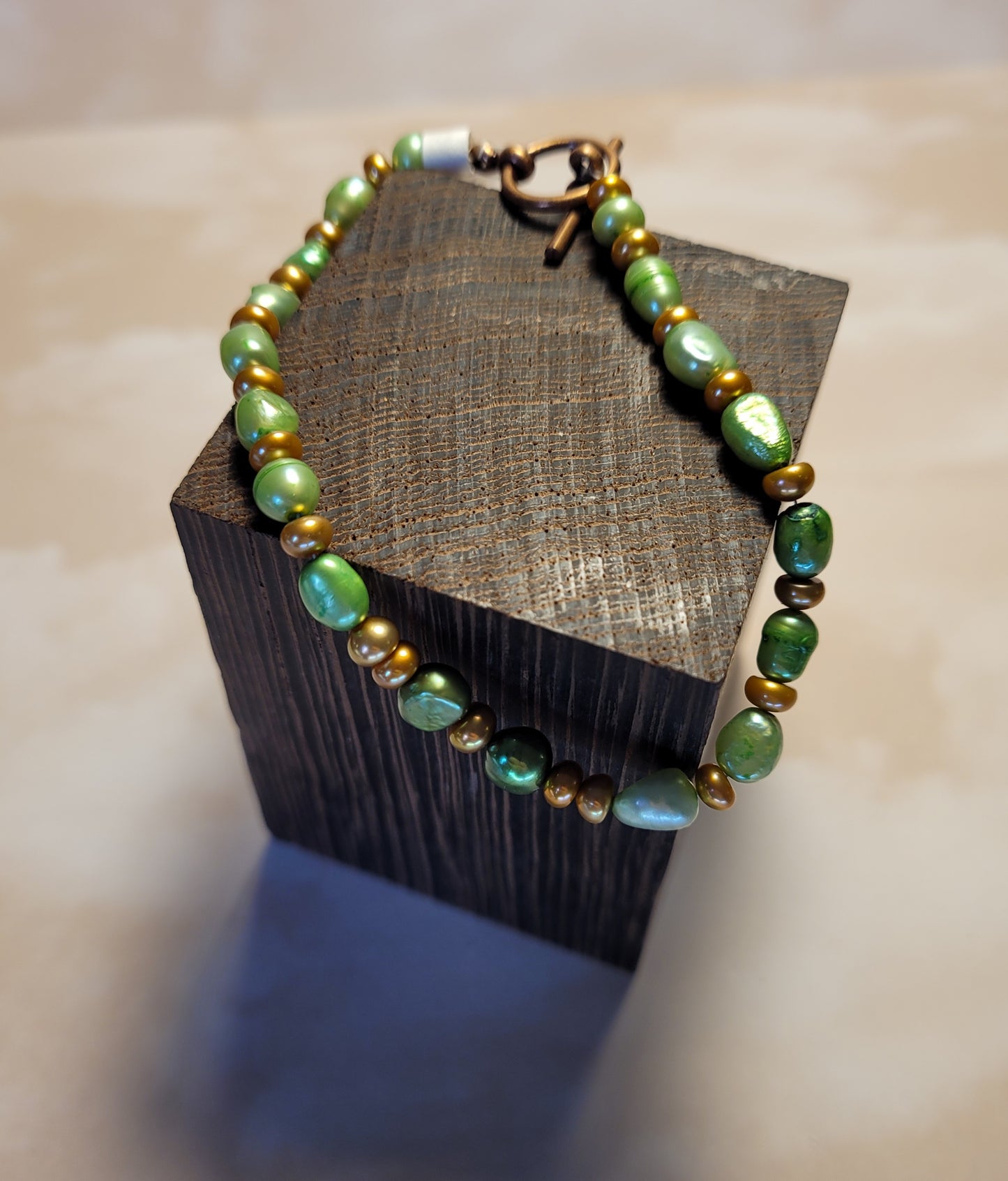 COPPER AND GREEN PEARL BRACELET.