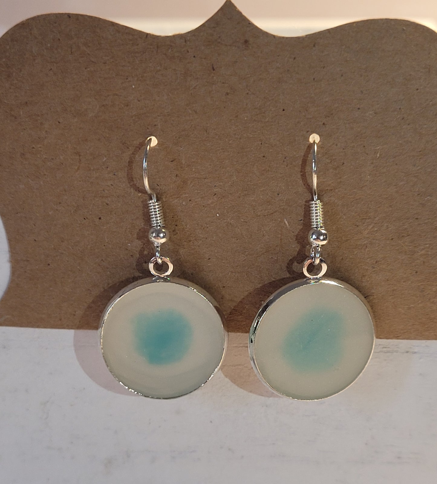 RESIN EARRINGS.